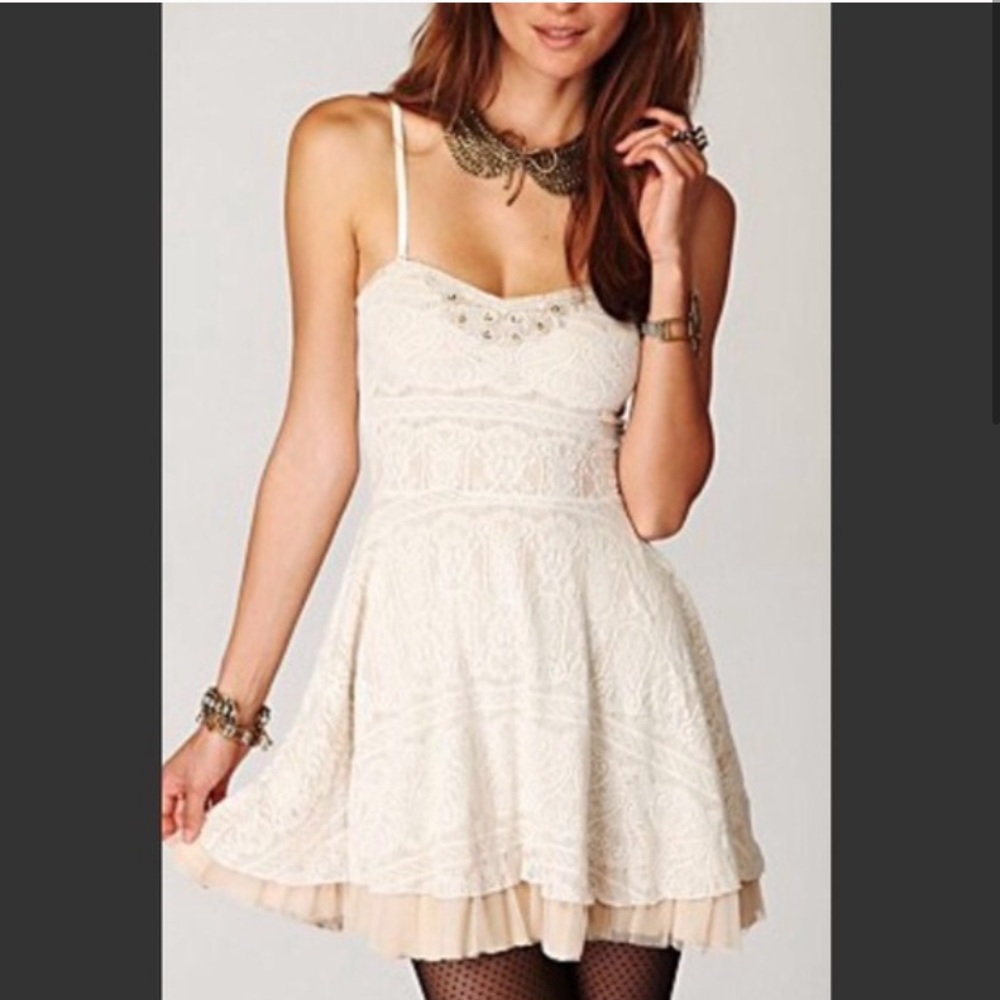 🌼NWOT Strapless Lace Mini Dress🌼